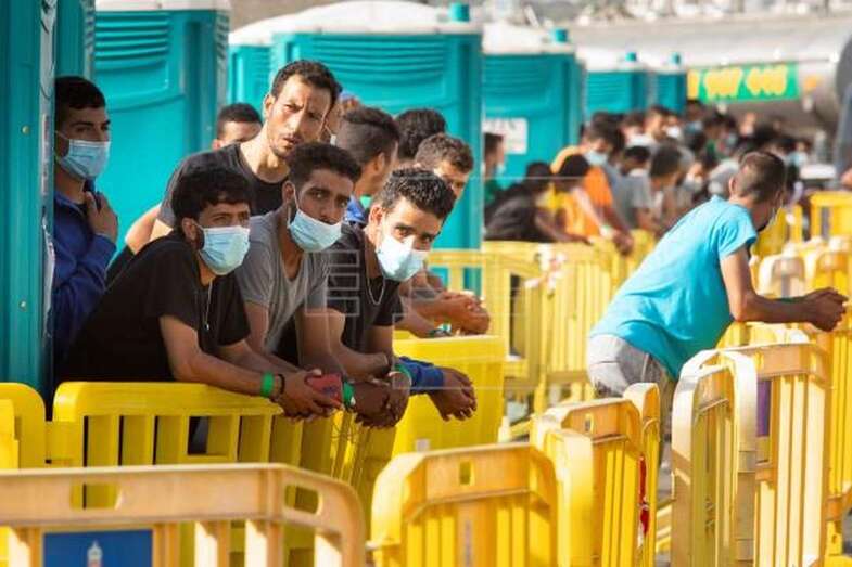 Varios grupos de inmigrantes en el muelle de Arguineguín, en una imagen de archivo Foto EFE / Quique Curbelo)